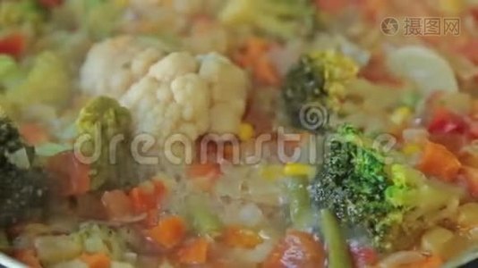 锅里炖蔬菜视频