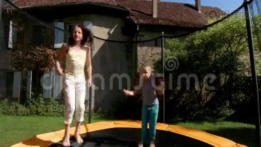 两个姐妹跳在蹦床上视频