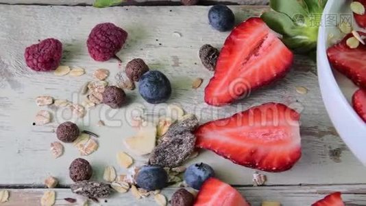 由酸奶、蓝莓、覆盆子、蓝莓、梅斯利制成的典型正宗早餐组成。 概念视频