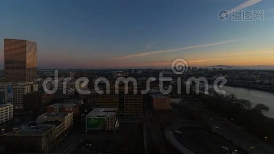 时间流逝电影《太阳升起》，位于俄勒冈州波特兰市市中心，一个清晨1080p视频