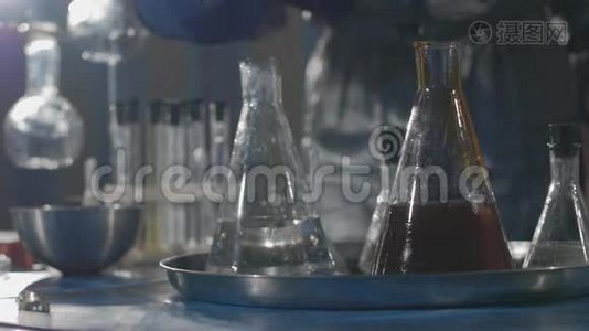 科学家和他的助手在一个地下慢动作实验室进行化学实验视频