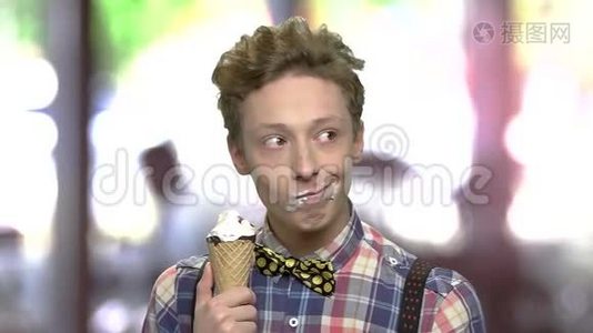有趣的少年吃冰淇淋。视频