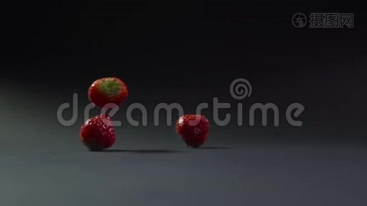 草莓落在浆果上。视频