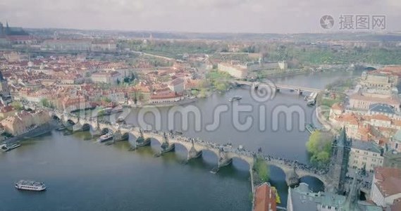 布拉格之桥，著名的查尔斯桥，横跨捷克共和国维塔瓦河视频