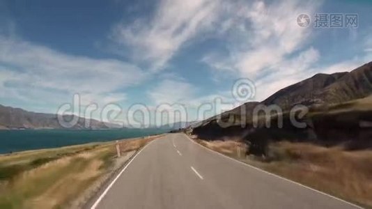 从新西兰的车窗可以看到海洋海岸的道路全景。视频
