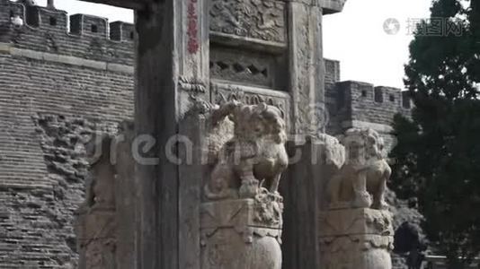 古城门前的中国石拱和石狮。视频