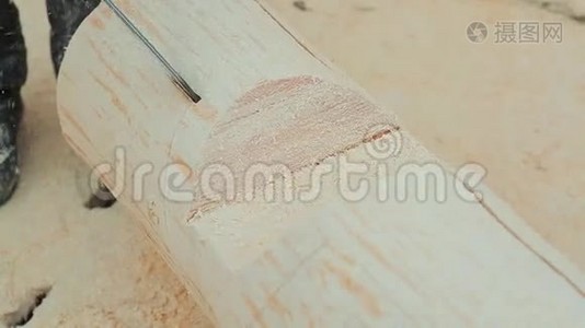 木屋用木工链锯锯原木。加拿大角砌石。加拿大风格。视频