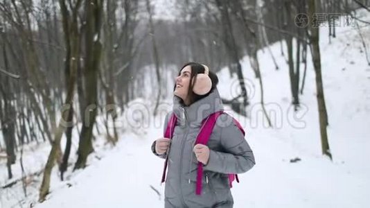 兴奋的女孩在森林里享受视频