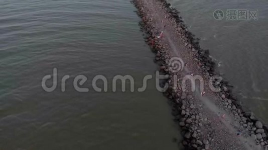 在海里飞过一块石头。 空中视频拍摄视频