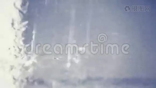 雨滴从车窗上落下来，摄像机视频