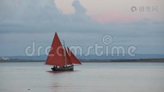 传统木船高威霍克，离开码头视频