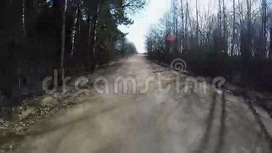 乡村驾驶汽车在砾石路上使用菲舍耶镜头。 慢动作视频