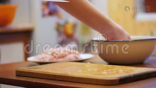 手切鲜肉，在厨房板上切鸡片，切生肉视频