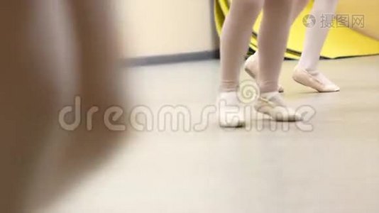 小女孩跳芭蕾。 芭蕾舞班的孩子视频
