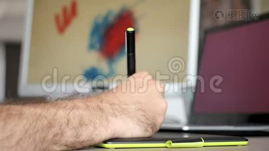 数码艺术家平面设计师在他的数码平板电脑绘图视频