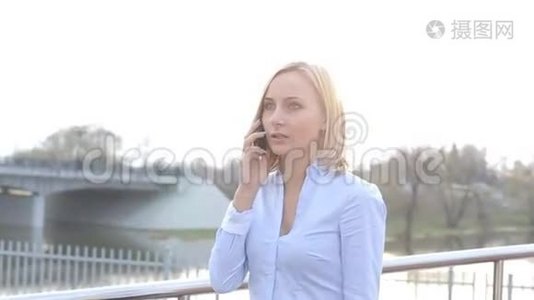 有魅力的商务女性通勤者在城市里打电话视频