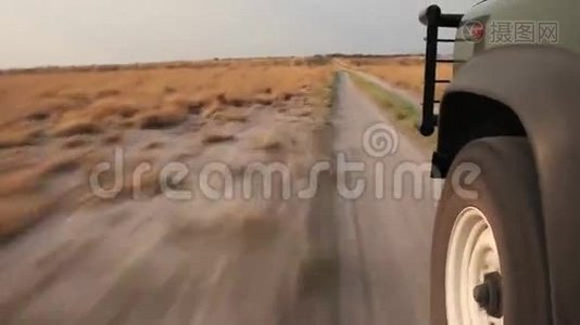 卡车穿越卡拉哈里的草原。视频