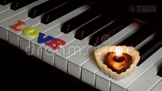 钢琴钥匙和蜡烛灯的爱情视频