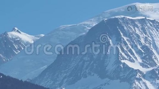 惊人的接近常年冰川的勃朗峰山脉在法国一侧。 冰和新鲜的雪视频