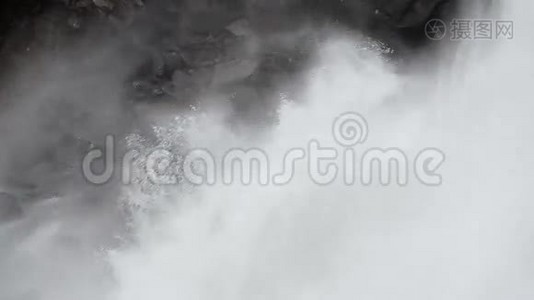 在瀑布处细密的雾化水视频