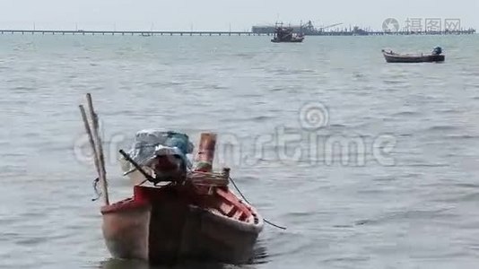 空的渔船漂浮在海上视频