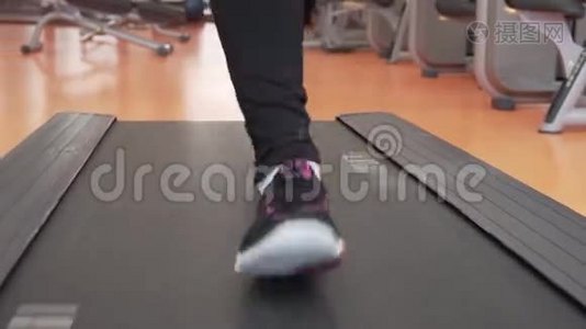 年轻女孩在健身房的跑步机上训练股票录像视频