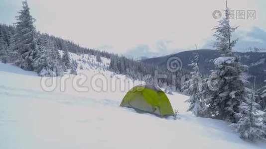 在山里的冬季旅行视频