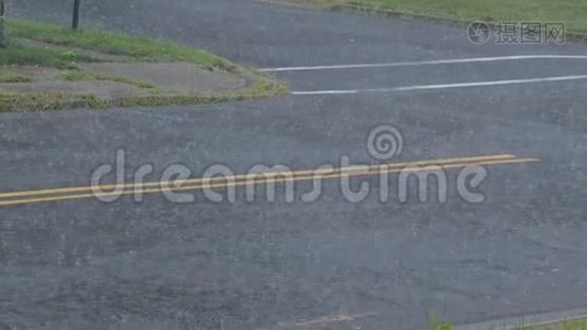 夏季雷雨时，大雨落在柏油路上视频