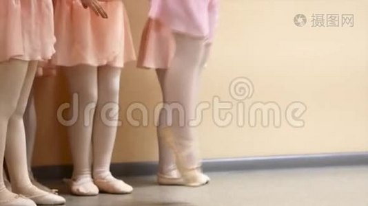 小女孩跳芭蕾。 芭蕾舞班的孩子视频