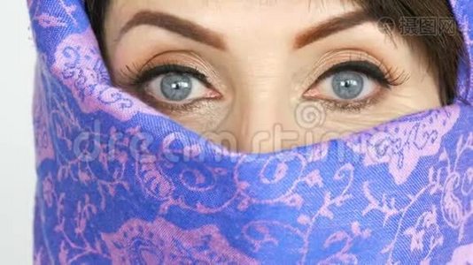一位阿拉伯中年成年妇女的肖像，她有着不寻常的美丽的蓝色大眼睛，传统的睫毛很长视频