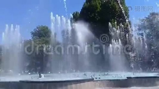 公共公园美丽的喷泉装饰视频