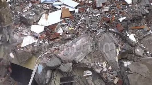 用重型机械摧毁旧建筑的过程视频