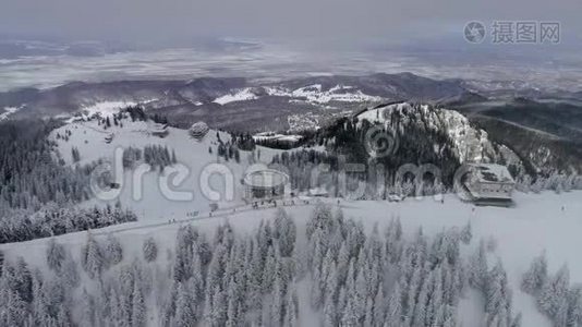 一个繁忙滑雪场的空中录像。视频