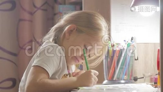 小女孩在灯光下在桌子上做作业。 小公主的创作爱好.. 生活方式视频