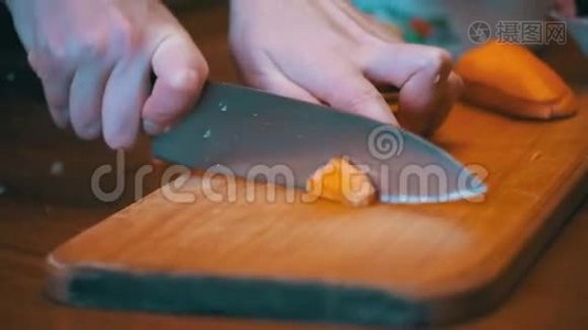 将胡萝卜切成片放在家庭厨房的切碎板上。 慢动作视频