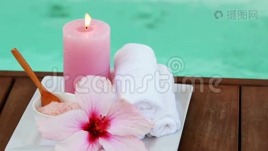 泳池旁的毛巾、蜡烛和粉红色的花视频