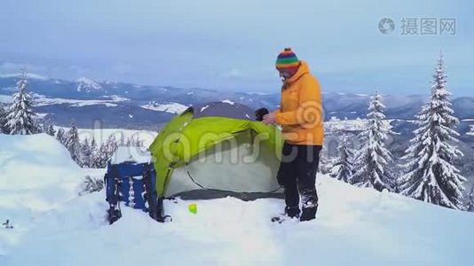 在山里的冬季旅行视频