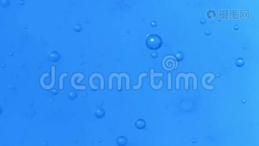 缓慢运动完美的气泡在水中漂浮视频