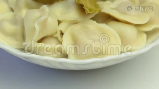 盘子上的饺子视频