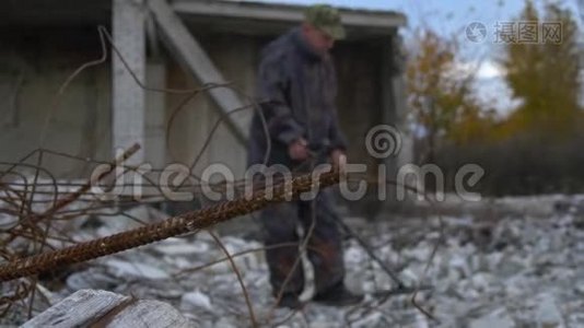 这名士兵在房屋废墟中用探雷器搜寻地雷和爆炸物视频