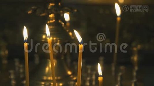 烛台上有燃烧的蜡烛视频