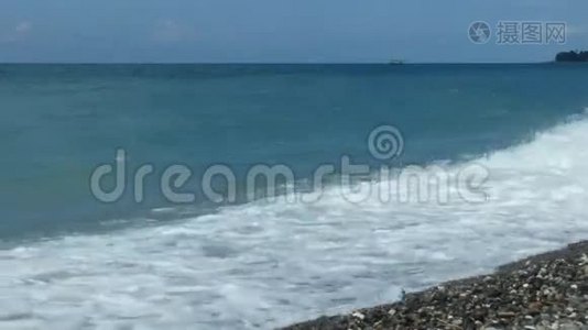 小小的海浪和鹅卵石海岸视频