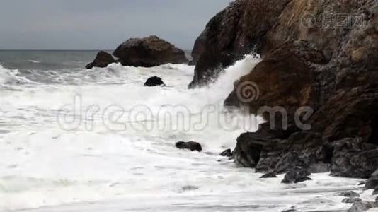 北加利福尼亚州波浪冲击海岬视频