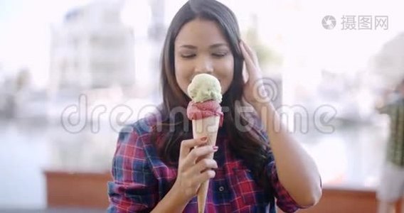吃美味冰淇淋的女孩视频