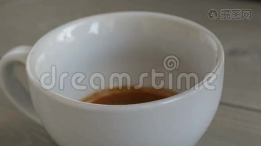 业余咖啡师给浓咖啡倒牛奶视频