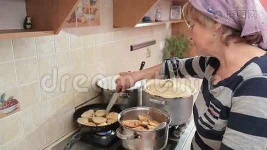 女人在厨房里煮自制食物视频