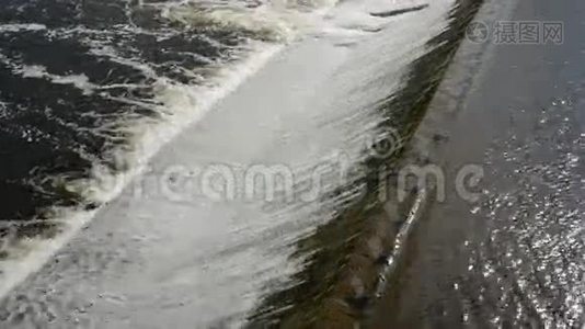 堰上河水背景.视频