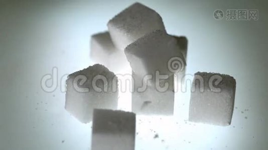 糖块落在一堆方块上视频