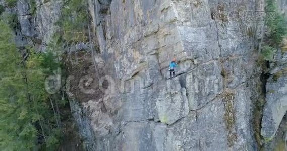 女性登山者攀登岩石山4K视频