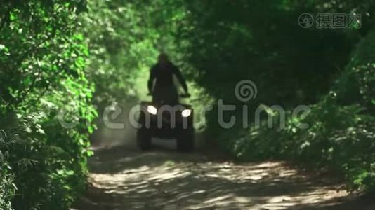 年轻人在森林里驾驶ATV视频